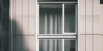 给物业钥匙开窗是否违法？